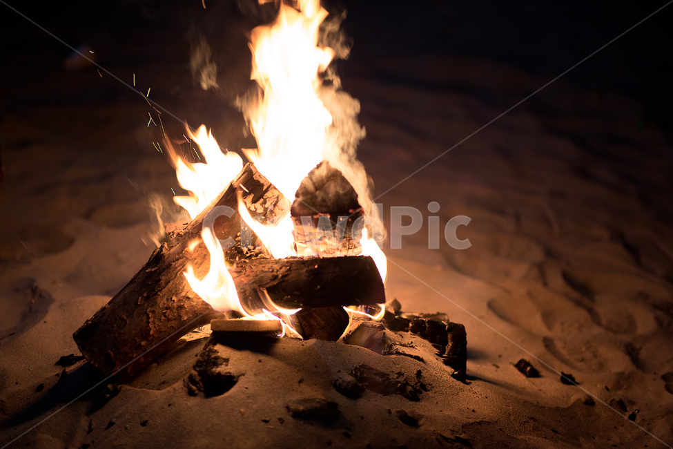 캠프파이어,풍경,배경,모닥불,야외,캠핑,모래사장,백사장,해변,해안,장작불,장작,캠핑장,불,바다