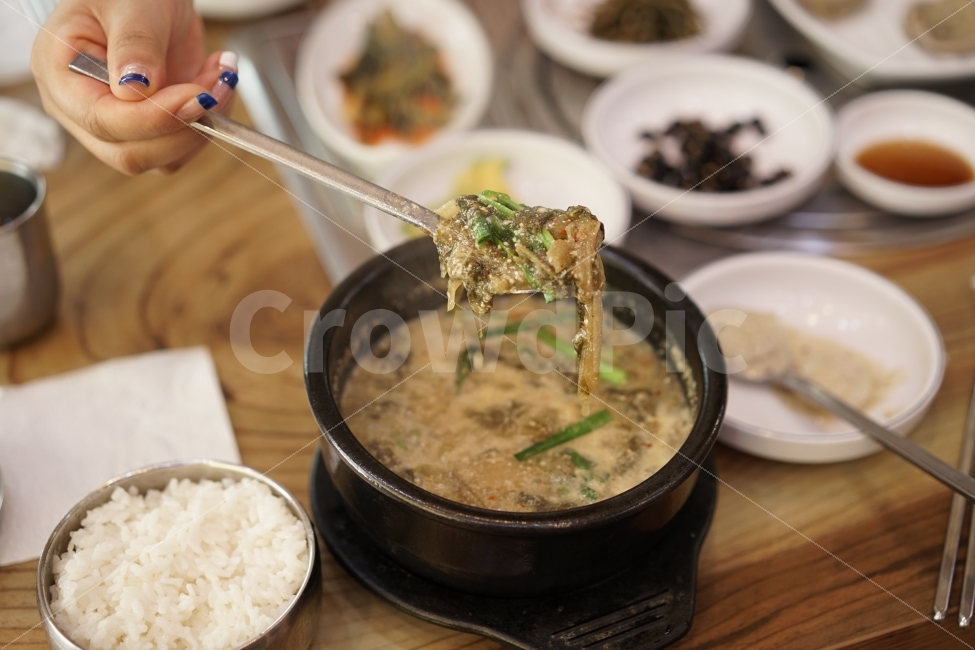숟가락,국물,국물요리,해장국,황태,황태해장국,밥,식사,쌀밥,음식,해장,맛집,먹방,손,연출,사람,인물,인간,human,person,음식,식재료,요리,food,cook,meal,dishes,food reserves,한식,한국음식,한국요리,korean food,korean dishes,korean meal,korean cook,연출,컨셉,콘셉,direction,concept