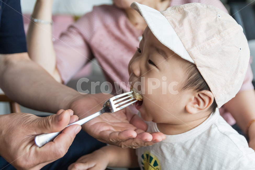 아기,가족,아이,남자아기,귀여운,작은,통통한,볼살,얼굴,먹고있는,포크,모자,남자,어린이,아동,유아,두살,인간,모델,식사,빵,표정,잘먹는,애기,식욕,건강한,튼튼한,사람,인물,인간,human,person,어린이,어린아이,child,children,kid
