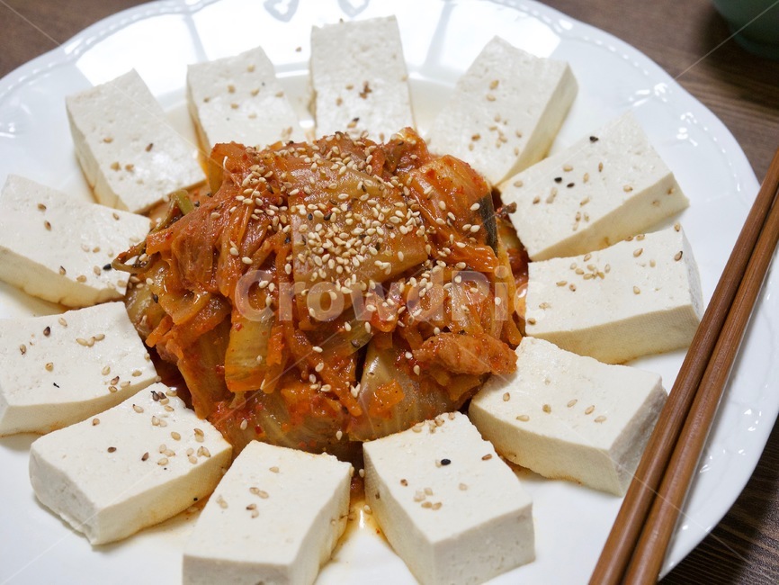 두부김치,두부,김치,술안주,안주,반찬,깨소금,한국음식,식품,한식,한국문화,음식,한국,배경,음식문화,웰빙,문화,아시아,아시아음식,접시,전통,설날,추석,젓가락,두부요리,두부음식,요리,음식,식재료,요리,food,cook,meal,dishes,food reserves,한식,한국음식,한국요리,korean food,korean dishes,korean meal,korean cook