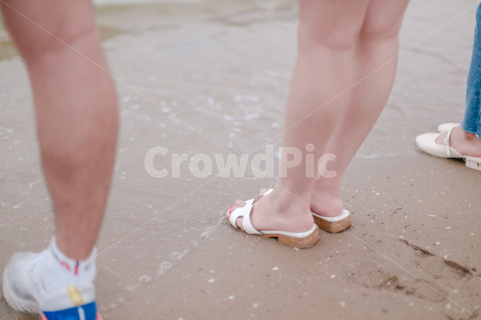 사람,human,인간,신발류,person,다리,뒷모습,신발,모래사장,파도,물,water,해변,바다,beach,sea,신체일부,몸,body