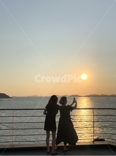 human,인간,person,사람,banister,난간,handrail,일몰,sunset,sky,sea,바다,하늘,여자