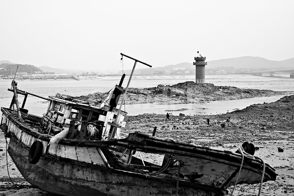 배,폐선,갯벌,하늘,바다,빈티지사진,빈티지느낌,빈티지감성,vintage,흑백,모노톤,monochrome,black and white,산업,industry,industrial,어업,fishery,fishing industry