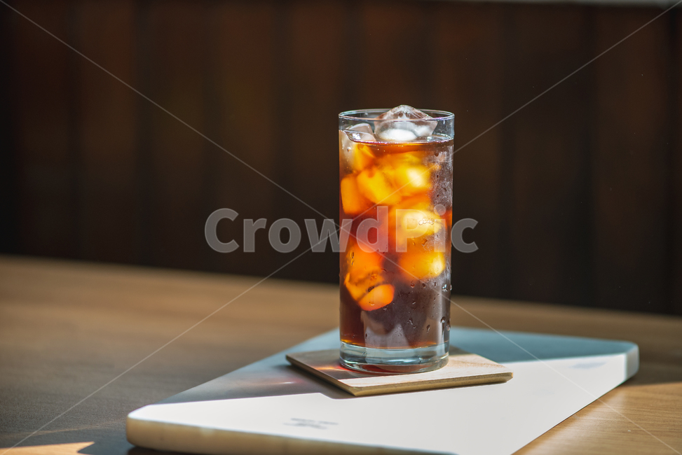 커피,아이스커피,아메리카노,블랙커피,coffee,icedcoffee,iced,americano,시원한,시원한음료,아이스아메리카노,아이스블랙커피,컵,유리컵,나무테이블,ice,아이스,커피,카페,coffee,cafe