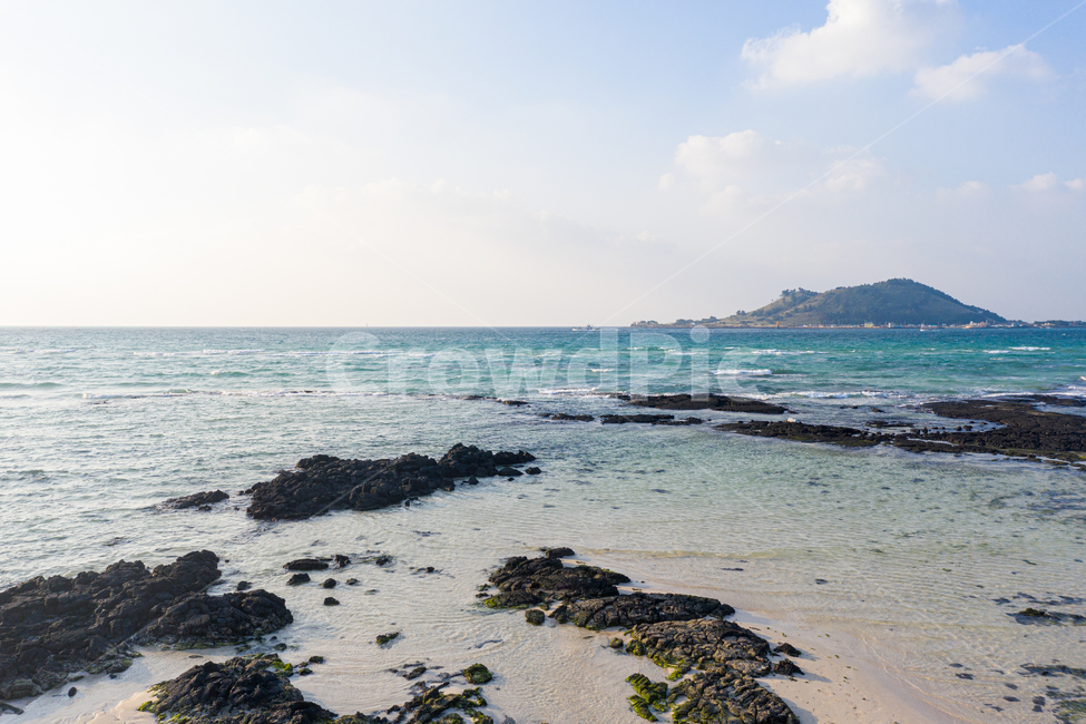 제주,제주도,바다,섬,풍경,바닷가,자연,해변,해수욕장,비치,백사장,모래,모래사장,모래해변,금능해수욕장,해안,하늘,구름,배경,백그라운드,배경이미지,바탕화면,수평선,파도,맑은,깨끗한,아름다운,넓은,푸른,푸른바다,제주바다,환경,여름,휴가,바캉스,힐링,명소,관광지,바닥,바닥배경,공간,공간배경,바다배경,비양도,한국,드론,항공촬영,자연,풍경,nature,landscape