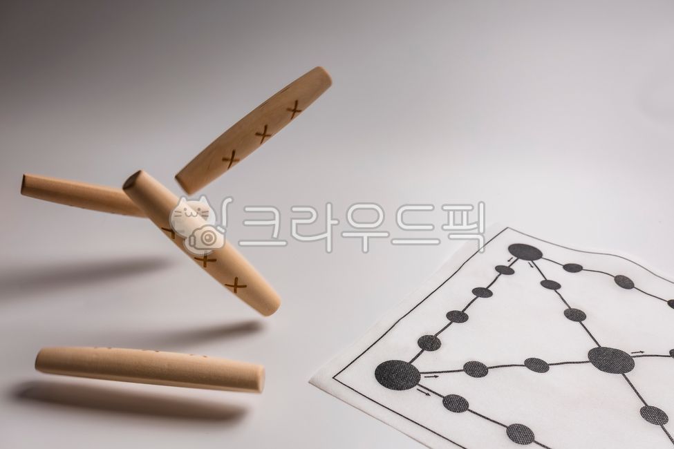 윷놀이,한국,전통놀이,보드게임,흰색,배경,추석,설날,명절,놓여진,정리된,갈색,바닥,윷,놀이,보드,게임,나무,문화,아시아,클로즈업,클로즈,클래식,전통,한국문화,말판놀이,순간,포착