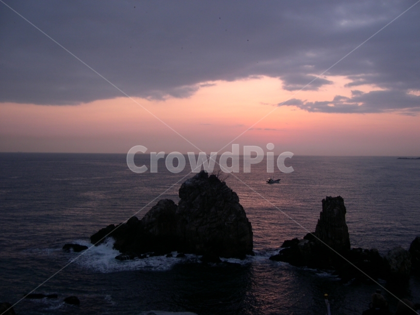 촛대바위,일출,해돋이,바다,어선,섬,바위,자연,풍경,nature,landscape,outdoors,옥외,land,땅,promontory,곶,shoreline,해안선,water,물,ocean,대양,sea