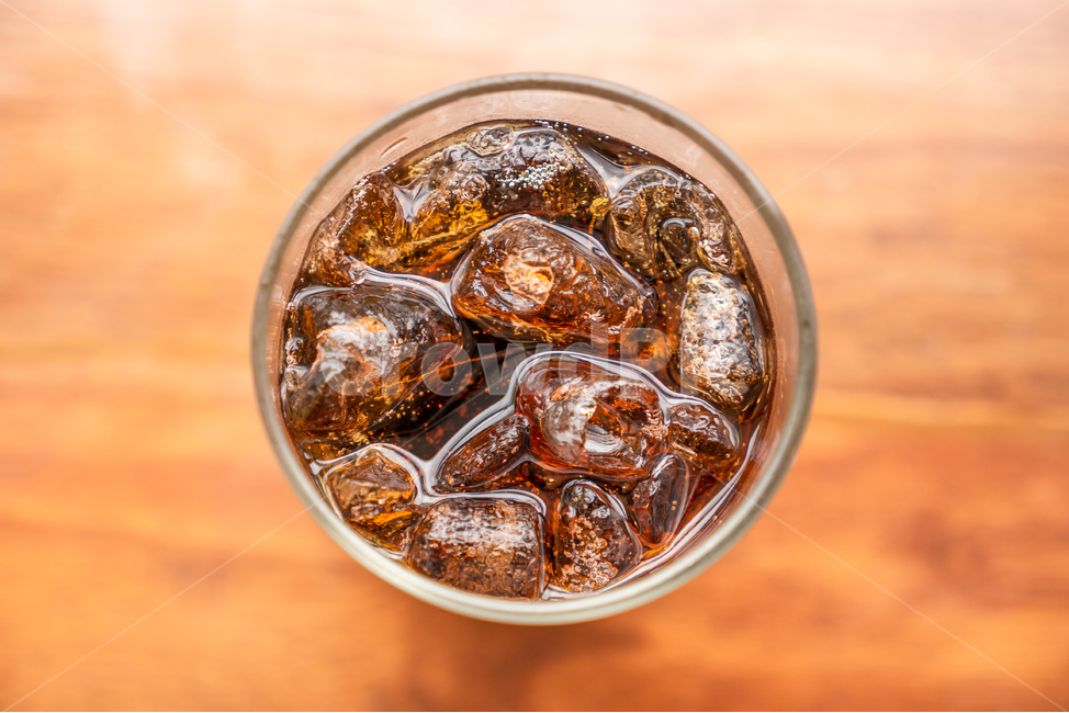 탄산음료,음료,콜라,얼음,시원한,여름,summer,iced,ice,탄산,차가운,나무테이블,클로즈업,더운날,톡쏘는,여름,계절,summer,season,음료수,drink,beverage