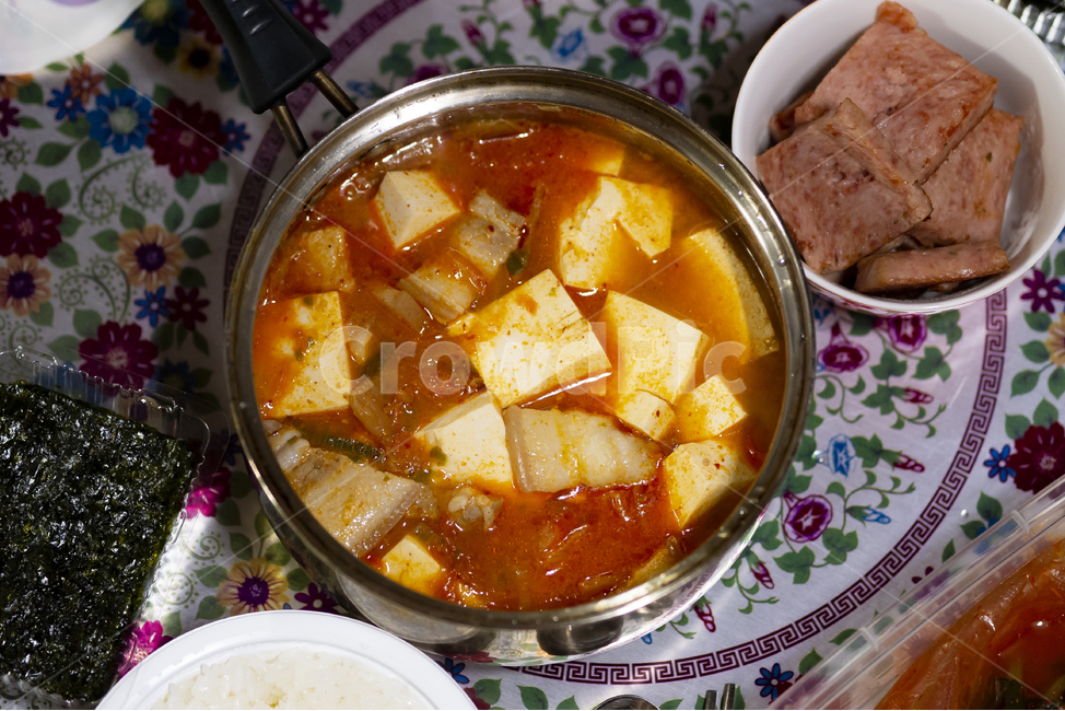 두부,김치,찌개,돼지고기,삼겹살,스팸,햄,통조림햄,옛날식탁,테이블,할머니식탁,집밥,저녁,식사,점심,해장,얼큰한,뜨거운,빨간,스프,soup,korea,한국음식,전통음식,음식,식재료,요리,food,cook,meal,dishes,food reserves,한식,한국음식,한국요리,korean food,korean dishes,korean meal,korean cook