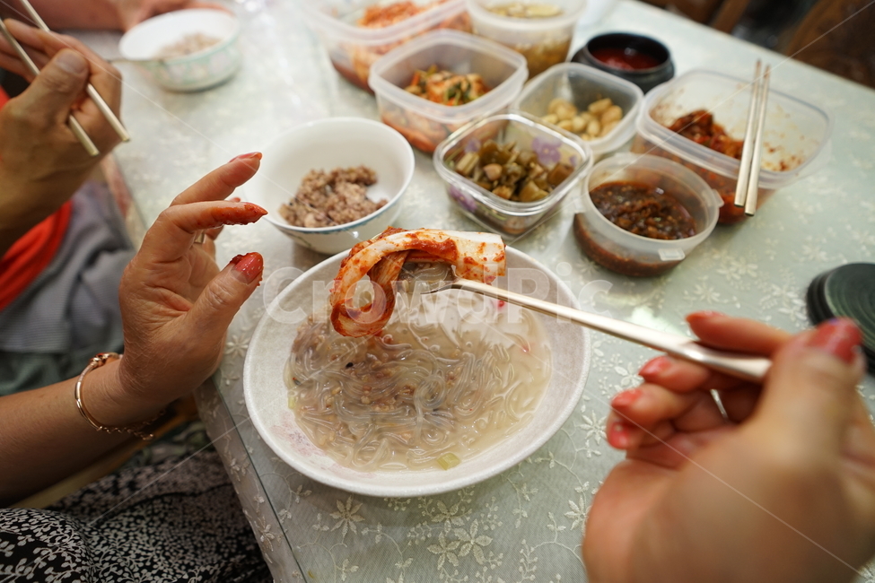 김치,한식,한국음식,한국,전통,집밥,반찬,고춧가루,매운맛,고추,빨강,red,식사,사람,인물,인간,human,person,신체일부,몸,body,음식,식재료,요리,food,cook,meal,dishes,food reserves,한식,한국음식,한국요리,korean food,korean dishes,korean meal,korean cook