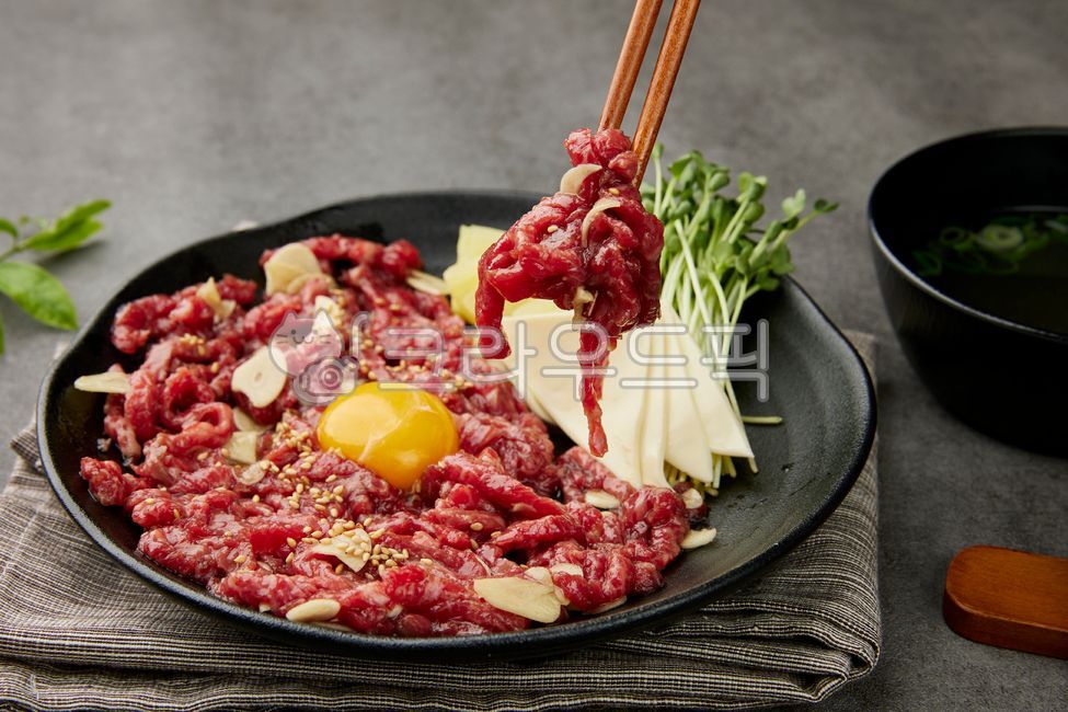 육회,소고기,한우,한우육회,달걀,젓가락,food,음식