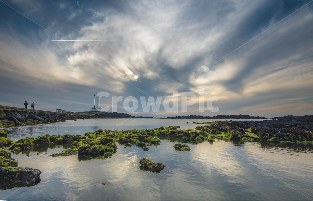 해변,바다,구름,일몰,반영,이끼,길,등대,푸른,파란하늘,자연,풍경,nature,landscape,한국자연풍경,한국자연경관,korea nature landscape,등대,lighthouse,제주도,jeju,jeju island,outdoors,옥외,land,땅,water,물,shoreline,해안선,ocean,대양,sea,human,인간,person,사람