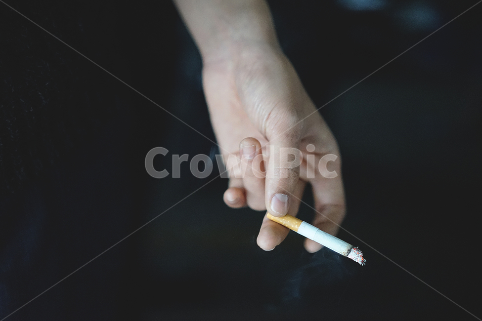 담배,담배꽁초,꽁초,담배연기,손가락,흡연,금연,불씨,니코틴,신체일부,몸,body