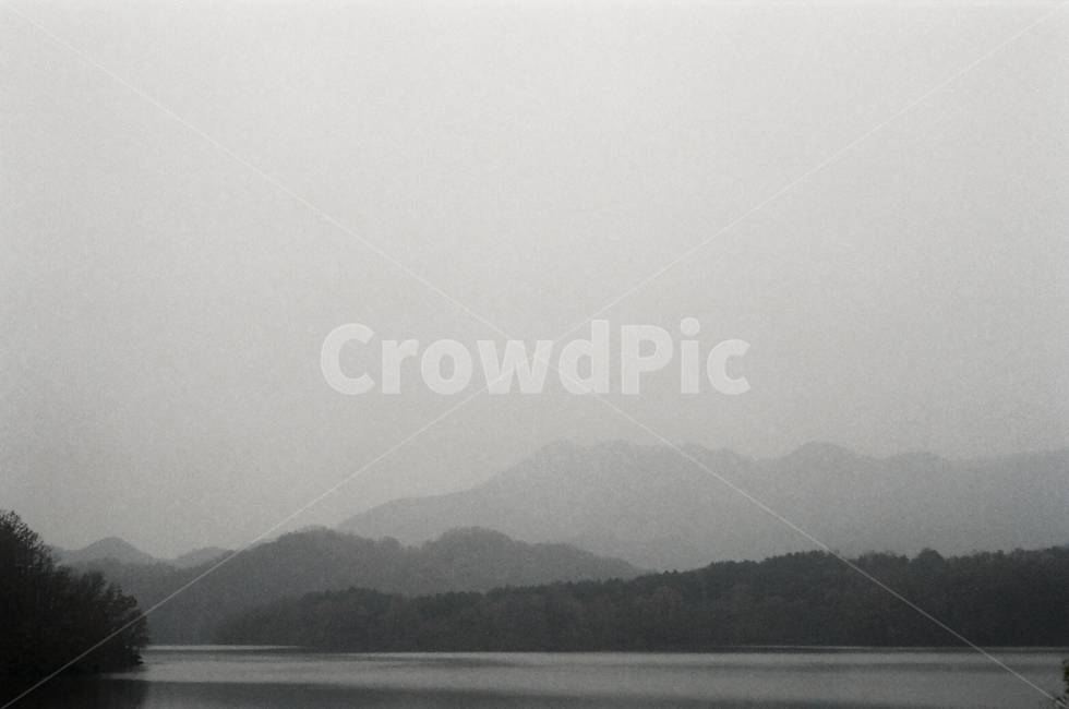 풍경,산,안개,미세먼지,호수,자연,날씨,흑백,흐림,하늘,sky,grey,mountain,lake,자연,풍경,nature,landscape,흑백,모노톤,monochrome,black and white