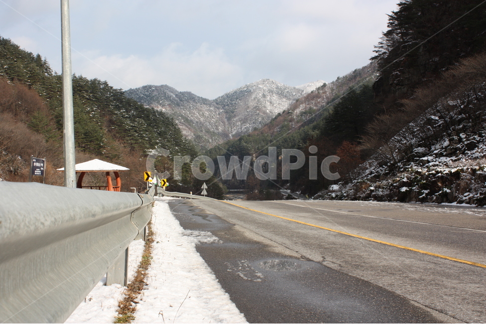 겨울,도로,산,풍경,나무,하늘,겨울,계절,winter,season,자연,풍경,nature,landscape,한국자연풍경,한국자연경관,korea nature landscape,road,highway,고속도로,freeway,고속 도로,asphalt,아스팔트