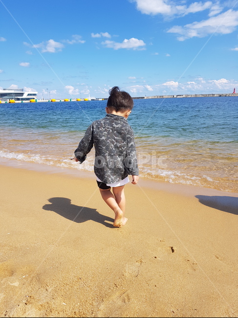 바다,하늘,파도,아이,뒷모습,해변,바다,beach,sea,사람,인물,인간,human,person,어린이,어린아이,child,children,kid