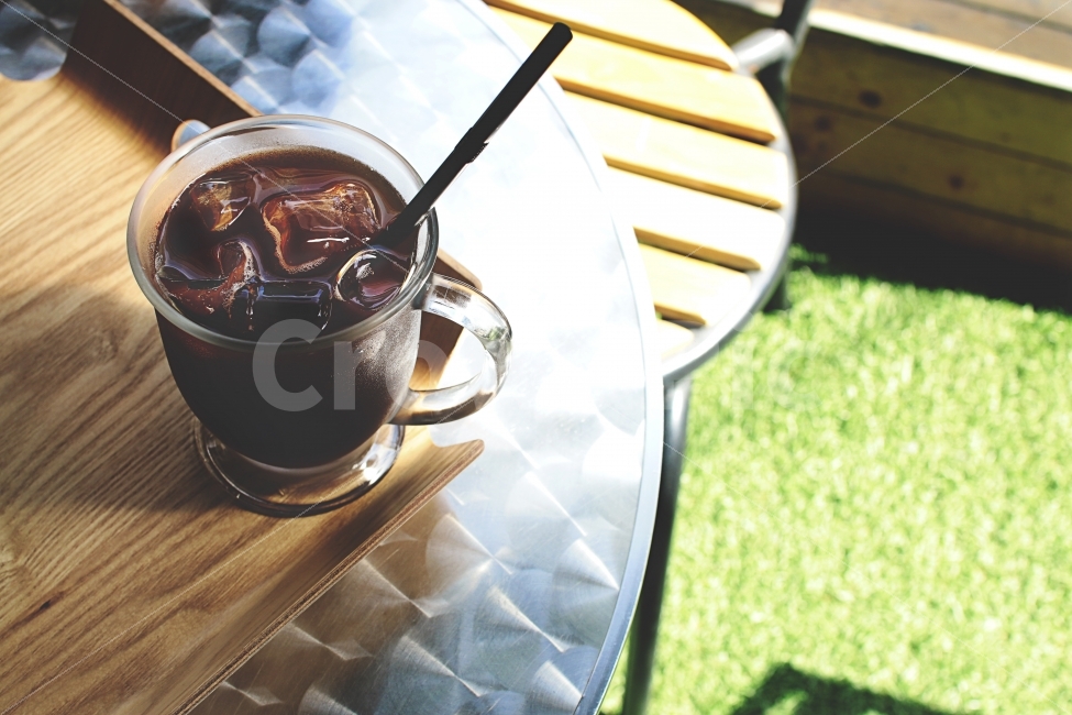 카페,카페사진,자연광,커피,아메리카노,얼음,테이블,음료,커피,카페,coffee,cafe