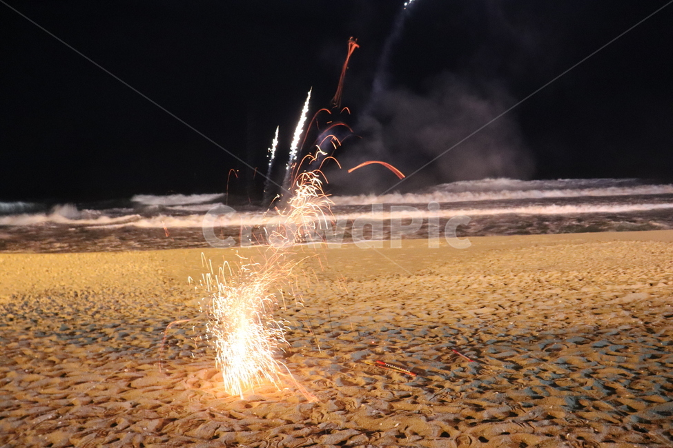 불꽃,불,불꽃놀이,밤,모래사장,모래,파도,스파크,해변,바다,beach,sea,야경,밤,풍경,nightscape,night,landscape,outdoors,옥외,nature,자연