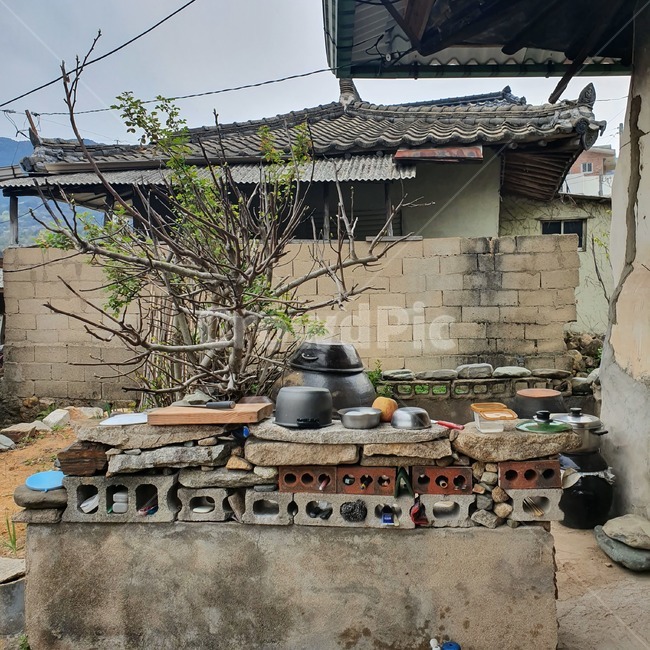 기와집,옛날집,60년대,시골집,오래된집,장독대,레트로,감성사진,벽돌,담벼락,나무,집,한국가옥