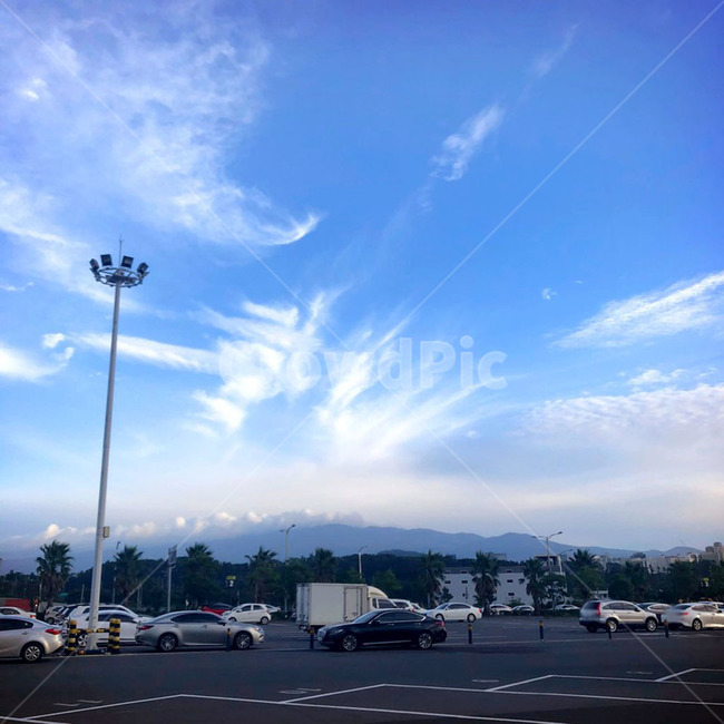 휴게소,휴게소주차장,주차장,자동차,파란색,파란하늘,깃털구름,구름,하얀색,흰색,넓은,보이는,산,주차칸,탁트인,푸른하늘,예쁜하늘,맑은하늘