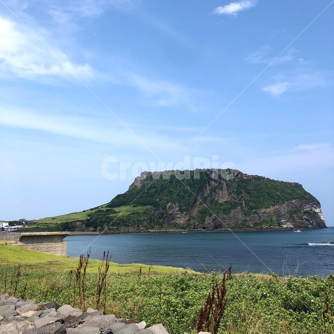 제주도,성산일출봉,바다,절벽,풍경,여름,land,shoreline,water,ocean,sea,해안선,물,한국자연풍경,한국자연경관,산책,하늘,구름,제주,nature,자연