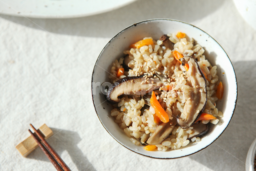 버섯,버섯밥,밥,쌀밥,쌀,젓가락,그릇,플레이팅,음식,식재료,요리,food,cook,meal,dishes,food reserves,한식,한국음식,한국요리,korean food,korean dishes,korean meal,korean cook