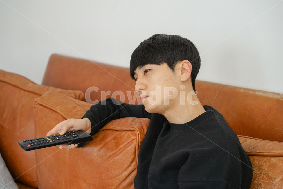 쇼파,소파,휴식,남성,남자,거실,휴일,sofa,실내,쿠션,rest,가구,티비,시청,텔레비전,tv,리모컨,따분한,지루한,심심한