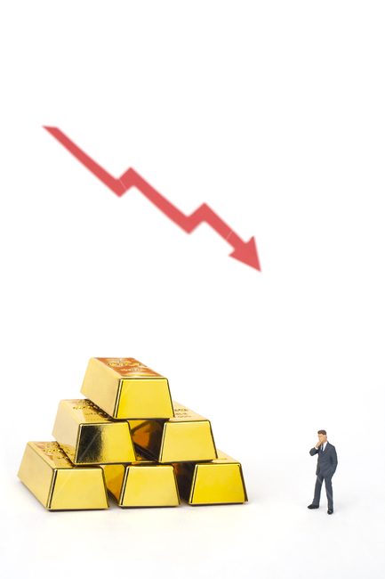 금,골드바,골드,황금,시세,금시세,금값,상승,폭등,폭락,투자,비즈니스맨,남자,미니어처,금괴,황금색,안전자산,화살표,빨강,빨간색,흰색,화이트,백그라운드,맨,고민,매매,매수,저축,현물,시장,마켓,순금,순도,은행,오브젝트,이익,수익,대박,쪽박,하락,금융,비즈니스,금융,돈,finance,banking,money,비즈니스,사업,business,service,work,연출,컨셉,콘셉,direction,concept