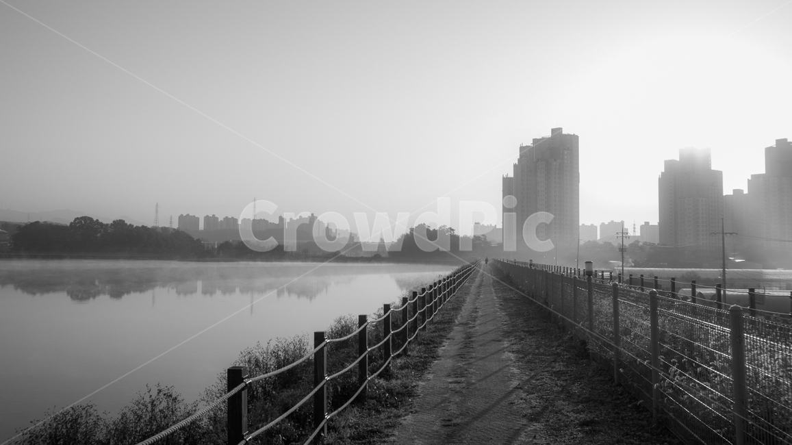 호수,제방,길,둑,안개,건물,풍경,산책로,철조망,도시,풍경,city,landscape,한국도시풍경,한국도시경관,korea cityscape,흑백,모노톤,monochrome,black and white