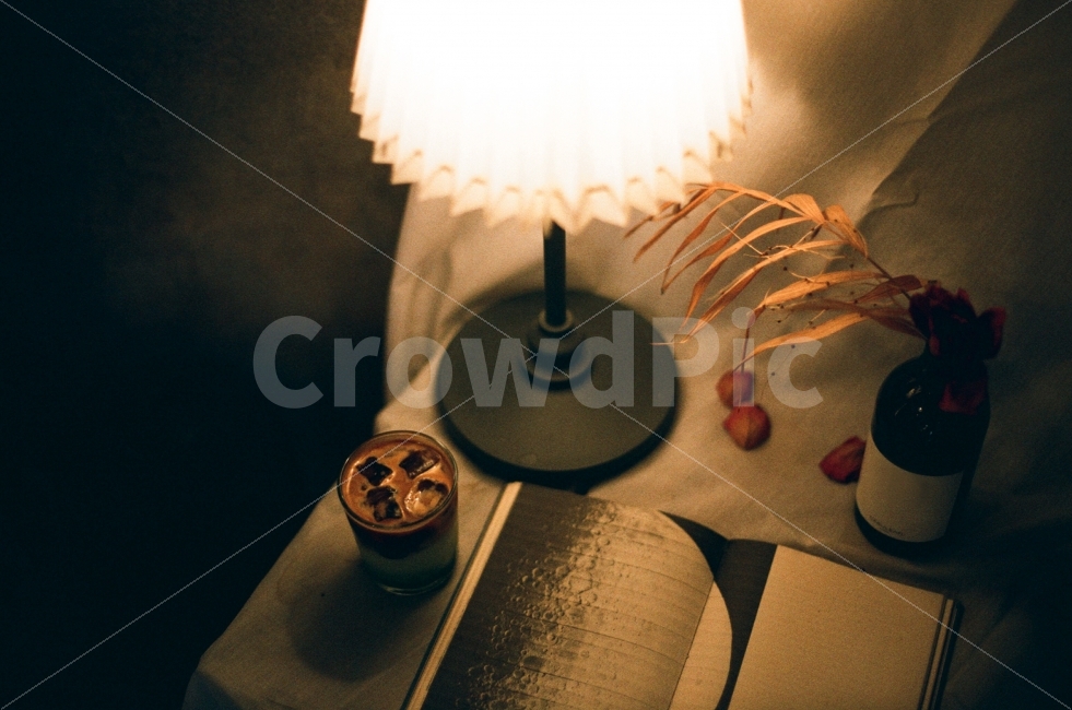복고풍,식탁,조명,감성사진,따뜻한사진,카페,커피,아늑함,독서,가을,꽃병,드라이플라워,커튼,책,retro,table,lighting,sensitive,warm,cafe,coffee,book,reading,pot,fall,dryflower,curtain,film,커피,카페,coffee,cafe,인테리어,실내디자인,interior design,사물,물건,오브젝트,thing,object,matter,연출,컨셉,콘셉,direction,concept