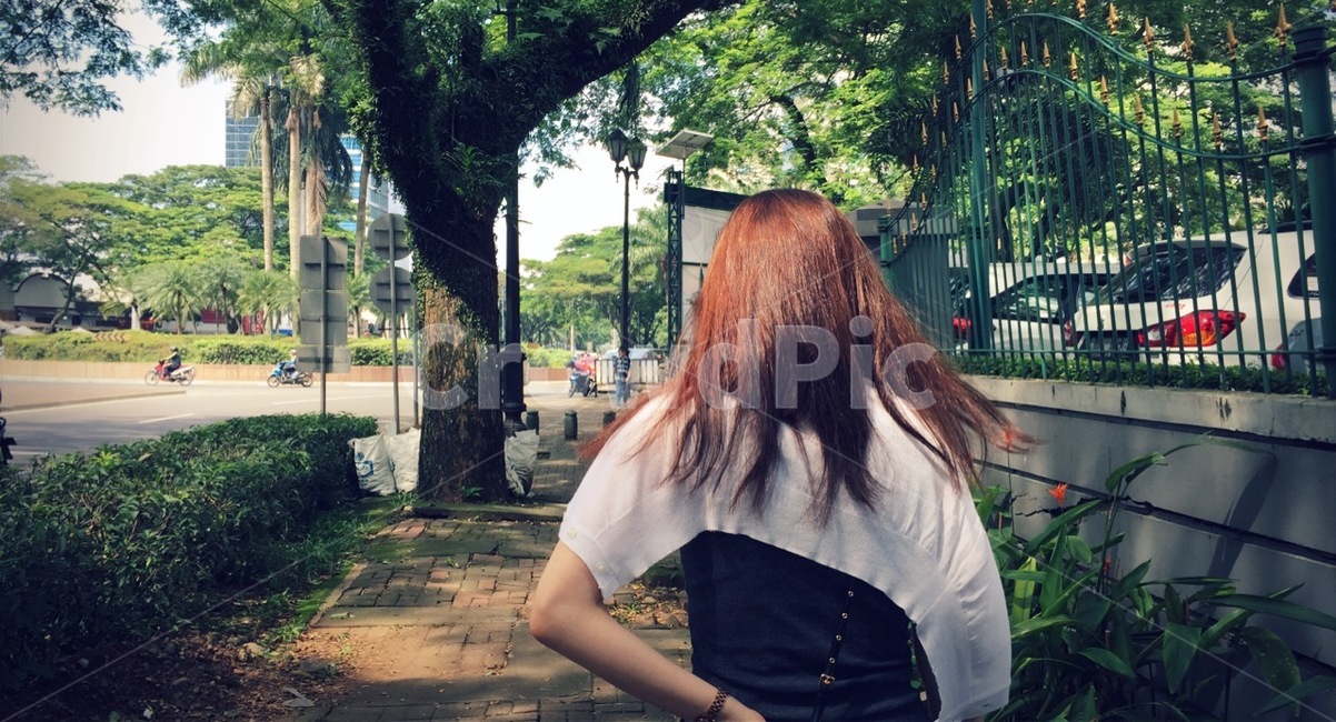 뒷모습,길거리,동남아,걷기,walking,사람,여자,woman,나무,가디건,여름,사람,인물,인간,human,person,여성,여자,woman,female,lady