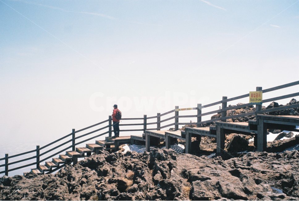 한라산,등반,등산,전망,휴식,겨울산,정상,백록담,등정,산,자연,풍경,nature,landscape,사람,인물,인간,human,person,남성,남자,man,male,handrail,난간,banister,railing