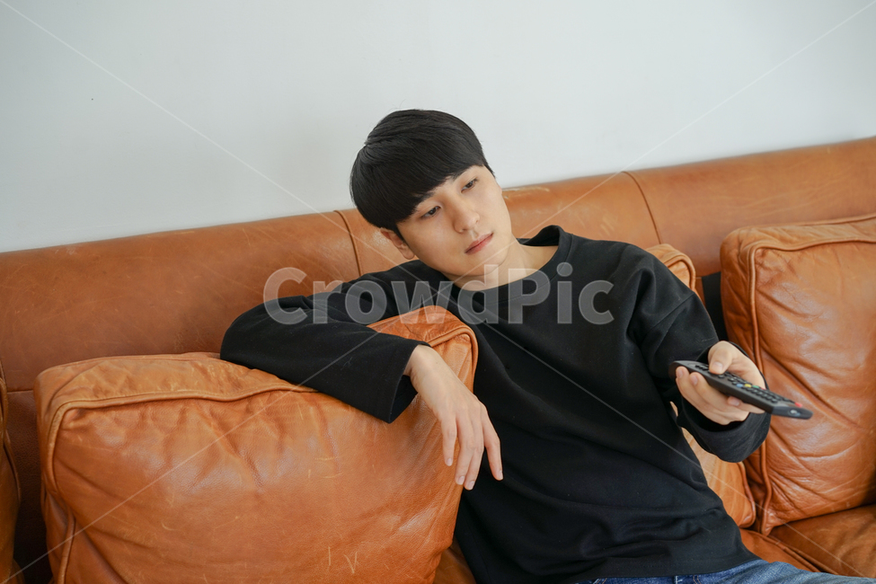 쇼파,소파,휴식,남성,남자,거실,휴일,sofa,실내,쿠션,rest,가구,텔레비전,티비,시청,tv,리모콘,리모컨,집콕,방구석,일상,집돌이,따분한,지루한,심심한,사람,인물,인간,human,person,남성,남자,man,male