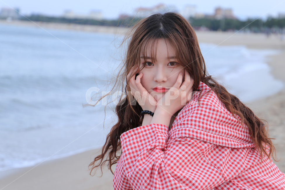 바다,여자,긴머리,얼굴,무표정,girl,trip,여행,사람,인물,인간,human,person,얼굴표정,facial expression,face,여성,여자,woman,female,lady,감정표현,기분,feeling,emotion