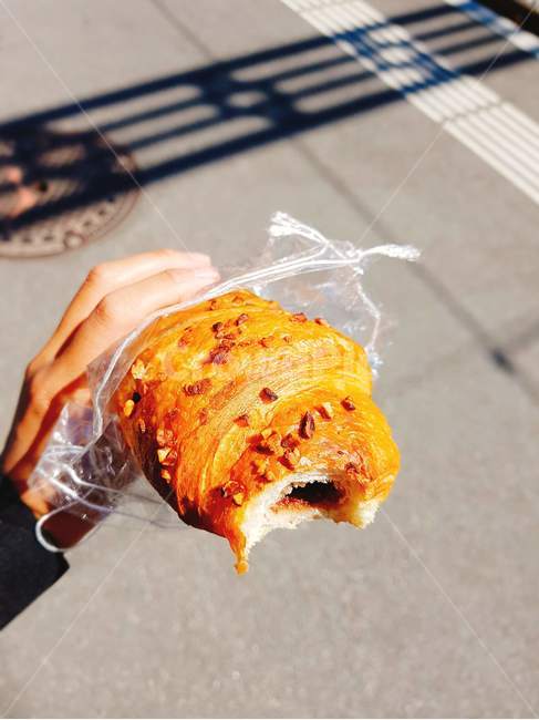 빵,베어물은,간식,크루아상,초코,길거리,도로,비닐,포장,그림자