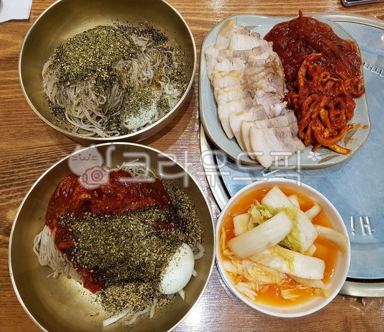 Buckwheat Market,Naengmyeon,Kimchi,Organic Bowls,Pollack and Hoe Naengmyeon,Bossam Boiled Pork,Makguksu,restaurant,Bibim Naengmyeon,Binnaeng,Korean food,Buckwheat Noodles,Bibim Noodles,Perilla Oil Noodles,Eating Out,mukbang,Hoenaengmyeon,Pork,Bossam Naeng