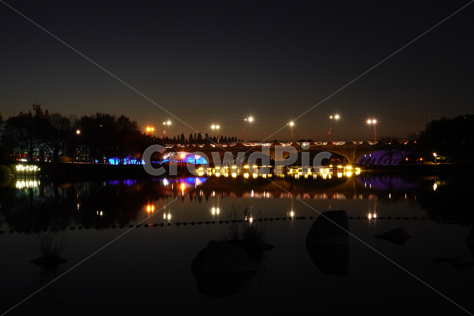 다리,저녁,야경,호수,분위기,해질녘,조명,반짝이는,나무,반영,바위,bridge,mood,light,trees,mirror,rock,evening,lake,하늘,유럽풍,야경,밤,풍경,nightscape,night,landscape,도시,city