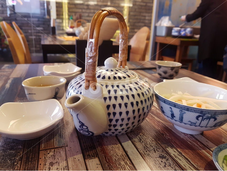 차,찻잔,잔,주전자,아시아,아시아차,아시아주전자,주전자패턴,패턴,주전자디자인,디자인,잔디자인,컵,컵디자인,컵패턴,파란색컵,파란색주전자,주전자무늬,무늬,포인트,반찬,반찬사진,반찬음식,베트남주전자,베트남찻잔,베트남컵,접시,흰접시,베트남음식점,베트남식당,식당테이블,테이블,나무테이블,테이블패턴,탁자,탁자사진,테이블사진,컨셉,컨셉사진,플레이팅,따뜻함,따뜻한차,따뜻한음료,나무손잡이,손잡이,동양,동양미,인테리어,소품,가게인테리어,가게소품,식당,분위기,식당분위기,동양느낌,동양그릇,동남아음식점,동남아,건강,헬스웨어,헬스케어,healthware,health care,음료수,drink,beverage