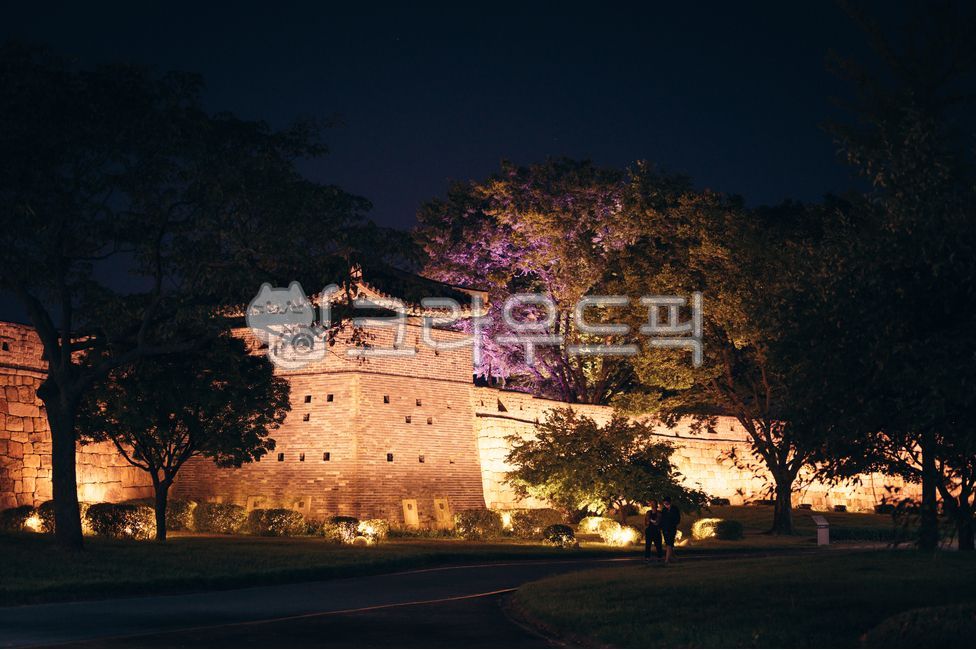 Hwaseong Temporary Palace,night view,castle,Suwon city,construct,Suwon Hwaseong Fortress,building,rampart,crescent,tile roof,Korean tradition