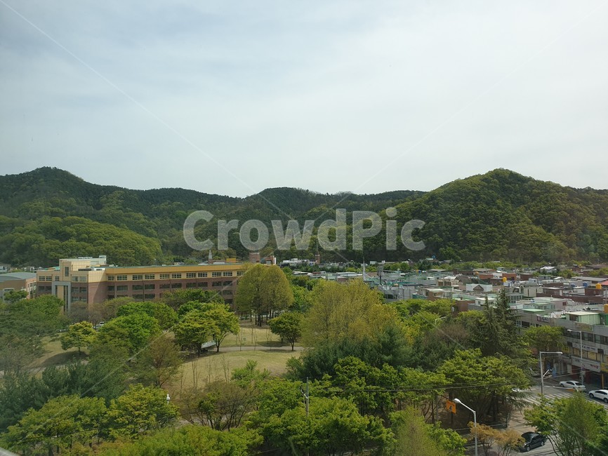 마을,학교,공원,산,상가,자동차,도로,하늘,구름,맑음,나무,건물