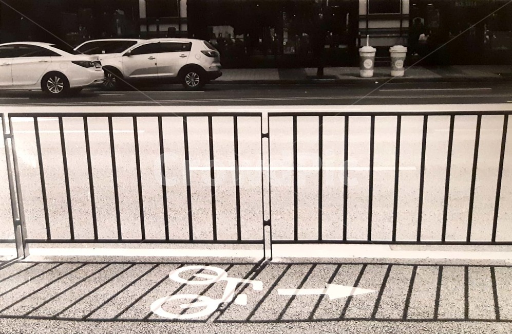 도로,흑백,그림자,안내표시,road,난간,blackandwhite,수평,shadow,흑백,모노톤,monochrome,black and white