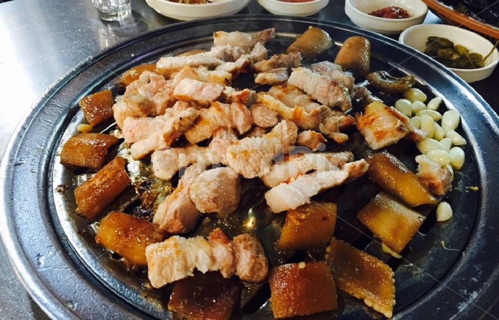돼지고기,돼지껍질,불판,바베큐,한식,마늘,구운,구이,술안주,안주,식사,요리,dish,food,meal,음식,식재료,요리,food,cook,meal,dishes,food reserves,육류,고기,meat
