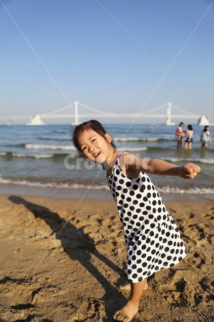busan,바닷가,아동모델,쇼핑몰,해변,여름,여름,계절,summer,season,해변,바다,beach,sea,사람,인물,인간,human,person,어린이,어린아이,child,children,kid
