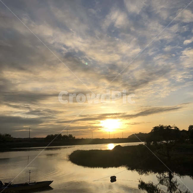 nature,자연,outdoors,옥외,sunlight,햇빛,light,빛,flare,플레어,노을,새벽,해질녘,일몰,일출,구름,강,하천,물가,한적한,나른한,배경,경치,노랑하늘,노란하늘,yellowsky