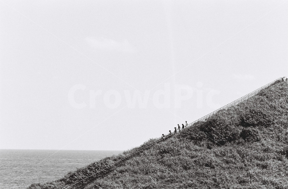 제주,섭지코지,등산,여행,가족,경치,바다,자연,풍경,nature,landscape,제주도,jeju,jeju island,사람,인물,인간,human,person,흑백,모노톤,monochrome,black and white,grassland,목초지,outdoors,옥외,field,들,slope,경사
