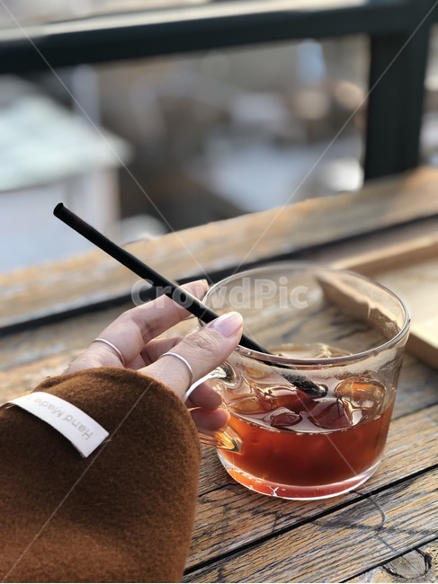 아메리카노,아이스아메리카노,손,커피,까페,테라스까페,실반지,여자손,악세사리,사람,인물,인간,human,person,신체일부,몸,body,커피,카페,coffee,cafe
