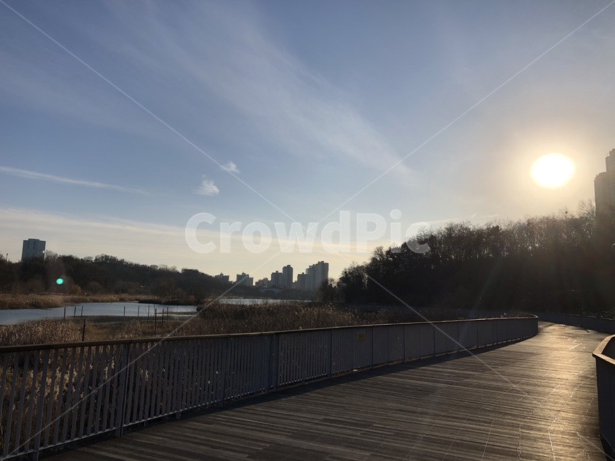 가을,하늘,태양,호수공원,푸른하늘,호수,다리,공원,산책,자연,풍경,nature,landscape,bridge,building,건물,boardwalk,산책로
