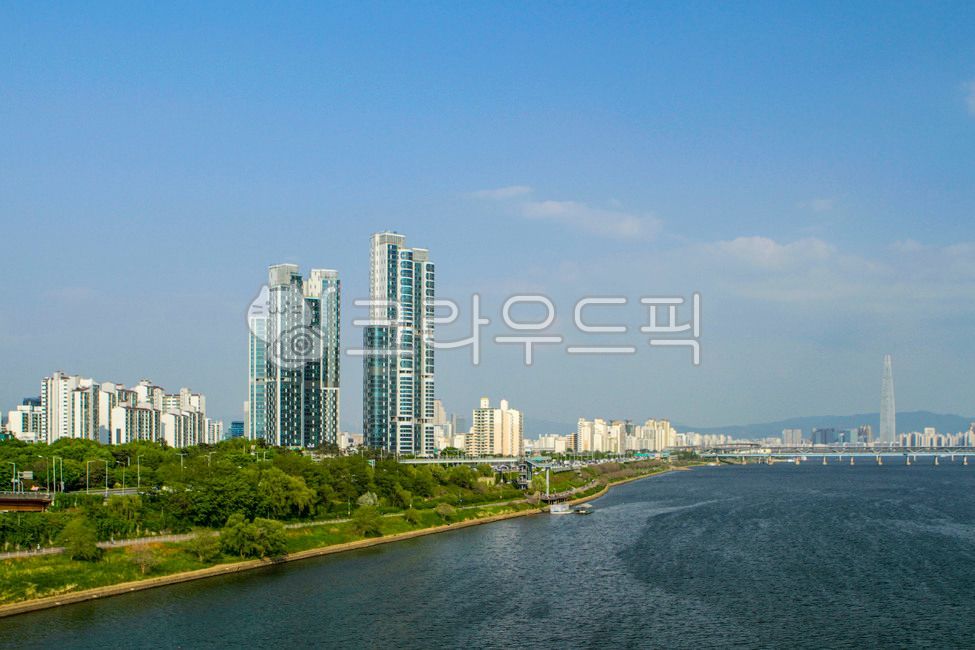 Han River Bridge,highrise building,officebuilding,city,Lotte Tower,Yeongdong Bridge,water,building,Han River,highrise,urban,Seoul,Cheongdam Bridge,bridge,office building,tower