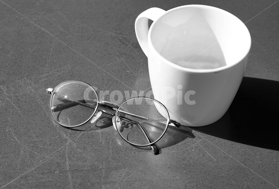 안경,안경테,사물,그림자,시력,근시,난시,glasses,흑백,흑백,모노톤,monochrome,black and white,사물,물건,오브젝트,thing,object,matter