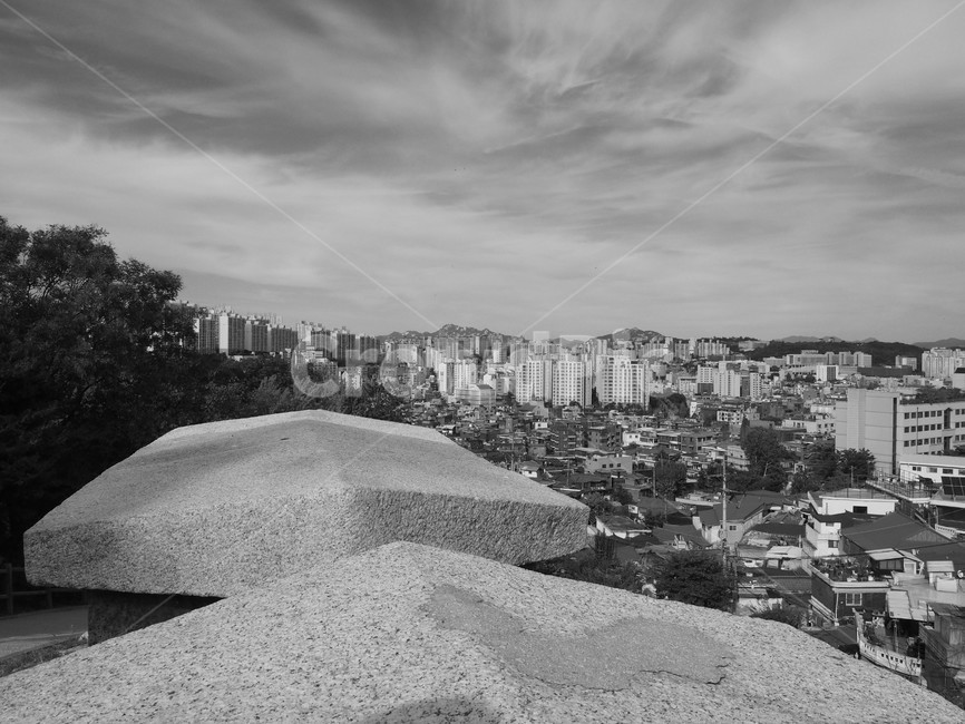 서울,낙산공원,아파트,담장,성벽,풍경,도시,풍경,city,landscape,한국도시풍경,한국도시경관,korea cityscape,흑백,모노톤,monochrome,black and white,경치,outdoors,옥외,nature,자연,scenery